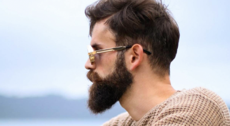 Imagem de rosto de um homem com a barba bem cuidada e saudável